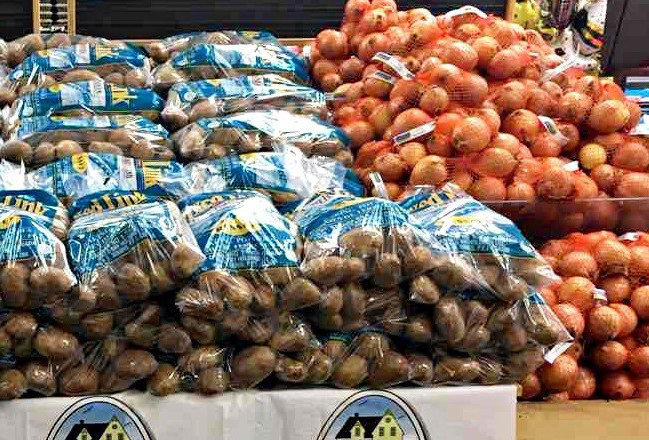 potato and onion display